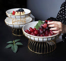 TREND HOME BOWL Servierteller aus Porzellan mit goldener Metallhalterung 26 cm